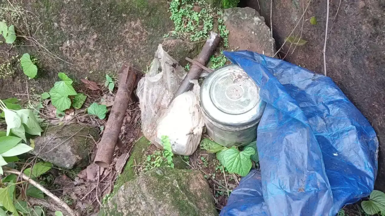 CG News : कांकेर के जंगलों में मिला नक्सलियों का डंप, IED, AK-47 की गोलियां और हथियारों का जखीरा बरामद