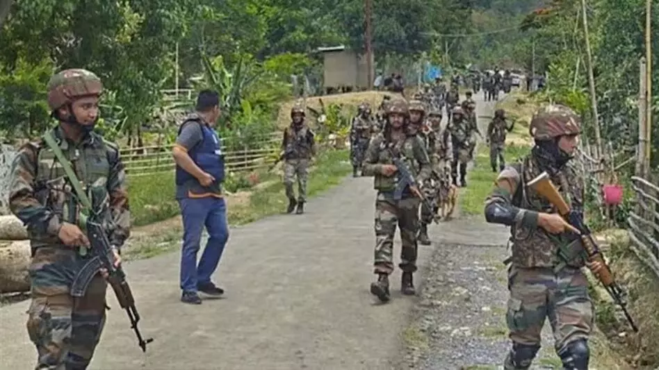 Manipur: मणिपुर में असम राइफल्स कैंप पर हमला, भीड़ ने तीन वाहन फूंके Manipur: मणिपुर में असम राइफल्स कैंप पर हमला, भीड़ ने तीन वाहन फूंके