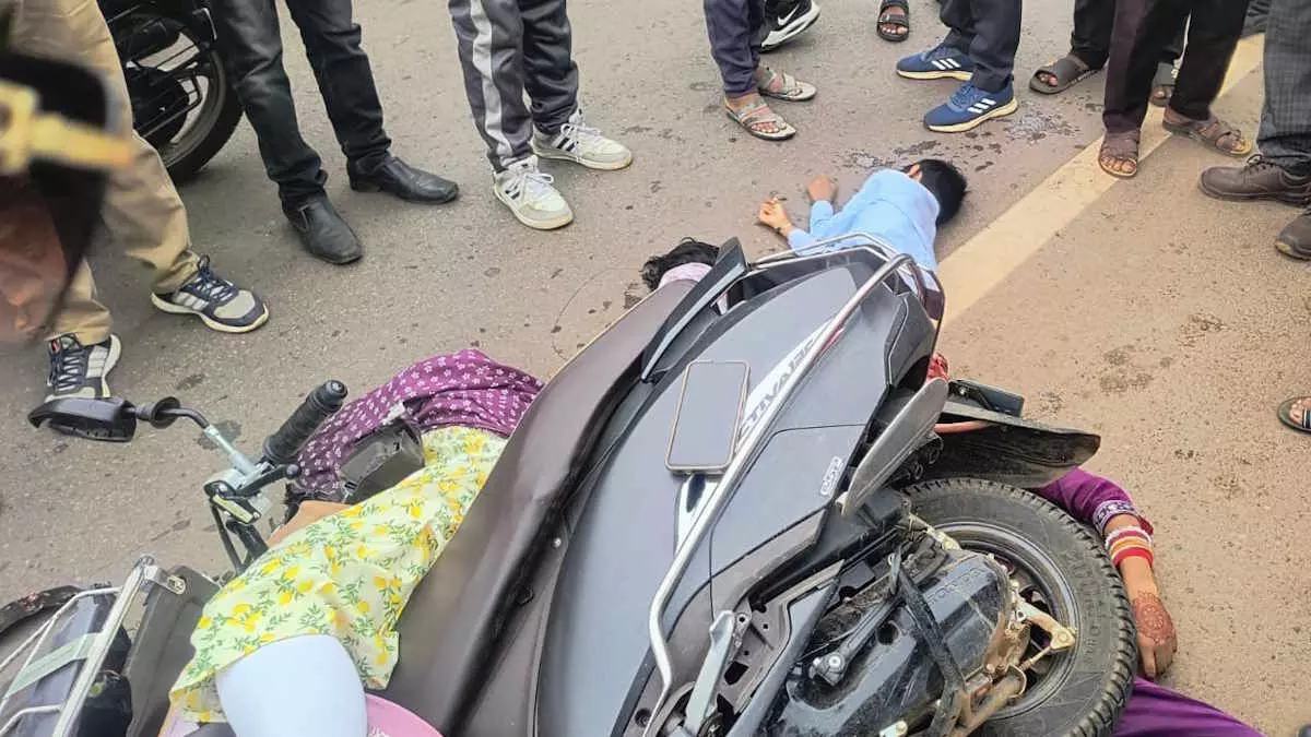 CG Accident : तेज रफ्तार स्कूटी ऑक्सीजन सिलेंडर से भरी ट्रॉली से टकराई, दो महिलाओं समेत 4 की मौत CG Accident : तेज रफ्तार स्कूटी ऑक्सीजन सिलेंडर से भरी ट्रॉली से टकराई, दो महिलाओं समेत 4 की मौत