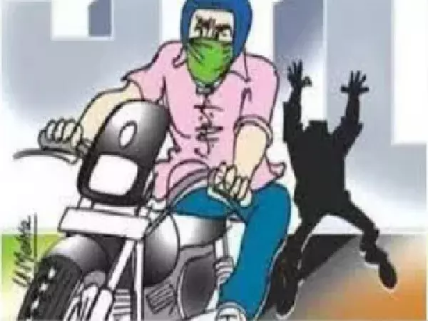 CG Crime : दिनदहाड़े बंदूक की नोक पर ज्वेलरी व्यापारी से लूट, सोना-चांदी से भरा बैग लेकर बदमाश हुए फरार