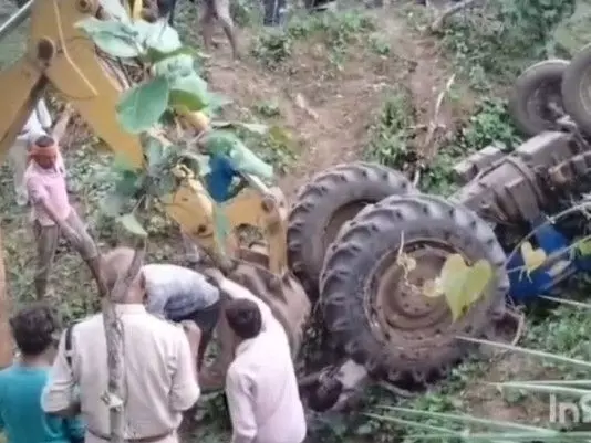 MP Accident : खेत जुताई के दौरान 7 फीट गहरे गड्ढे में पलटा ट्रैक्टर, चालक की दबने से मौत