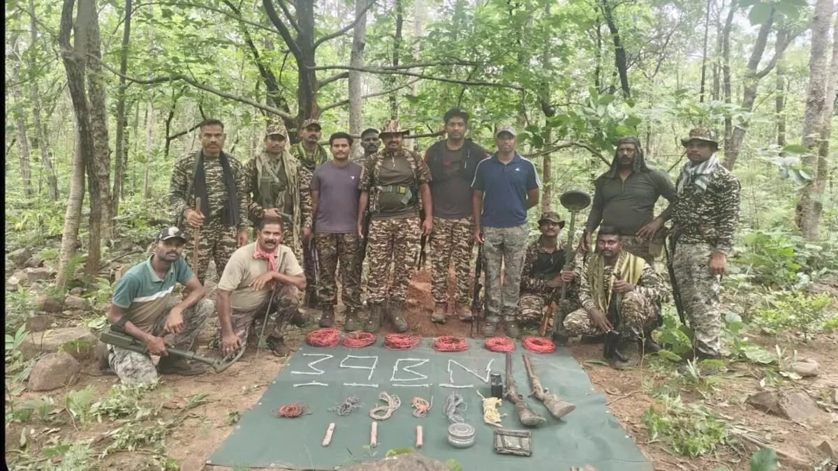 CG News : कराईगुट्टा के जंगल में माओवादियों का बड़ा हथियार और IED डंप बरामद, सुरक्षा बलों ने नाकाम की साजिश CG News : कराईगुट्टा के जंगल में माओवादियों का बड़ा हथियार और IED डंप बरामद, सुरक्षा बलों ने नाकाम की साजिश