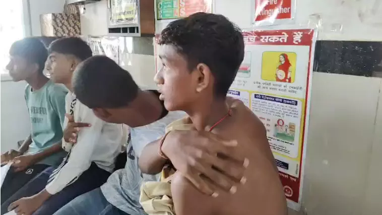 CG News : स्कूल में चौंकाने वाली घटना, 11वीं के छात्र ने 11 सहपाठियों को दांत से काटा CG News : स्कूल में चौंकाने वाली घटना, 11वीं के छात्र ने 11 सहपाठियों को दांत से काटा
