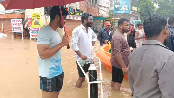 CG News : बिलासपुर बारिश से बेहाल, कॉलोनियां बनीं तालाब, ऑक्सीजन लेकर नाव से पहुंची SDRF, रातभर जूझते रहे लोग