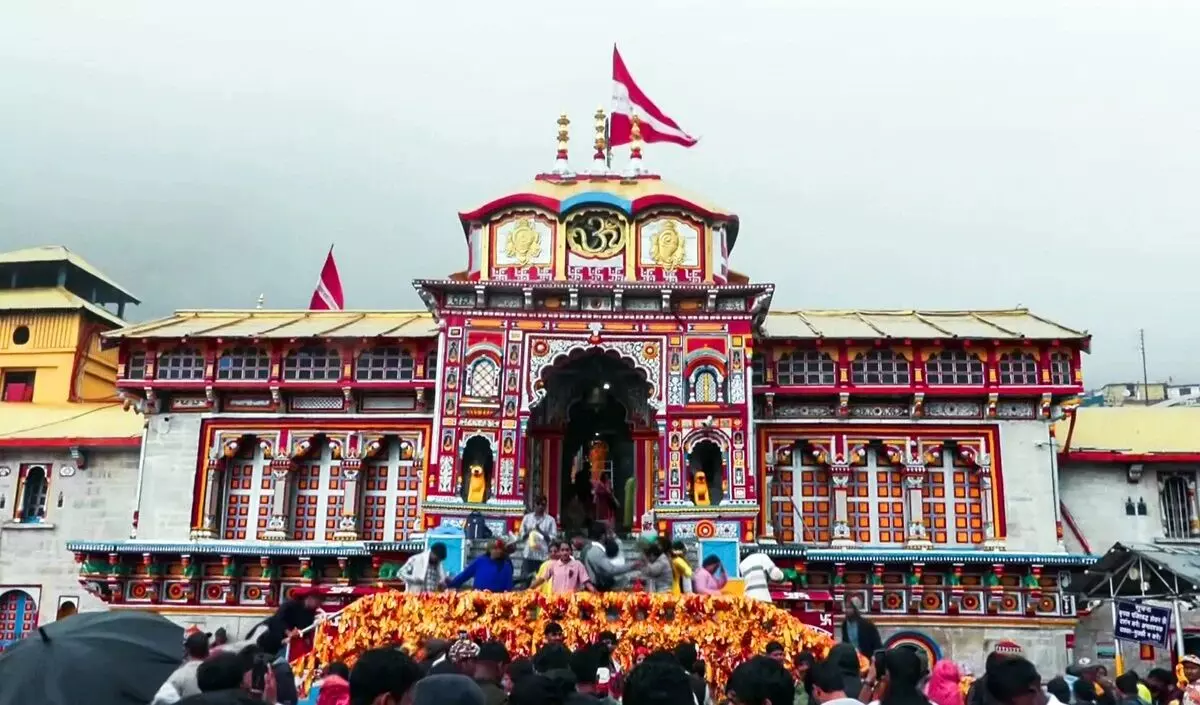 Badrinath Temple: बद्रीनाथ मंदिर दान मामले में एसआईटी की बड़ी कार्रवाई, पूर्व अधिकारी गिरफ्तार, जांच तेज Badrinath Temple: बद्रीनाथ मंदिर दान मामले में एसआईटी की बड़ी कार्रवाई, पूर्व अधिकारी गिरफ्तार, जांच तेज