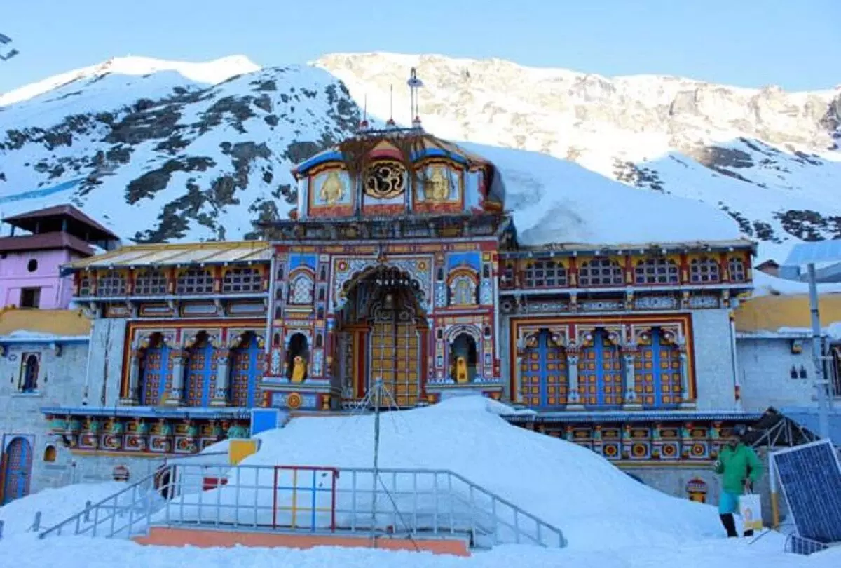 Badrinath Temple: बद्रीनाथ मंदिर: चोरी मामले में 14 दिन की न्यायिक हिरासत में भेजे गए पूर्व अधिकारी, Badrinath Temple: बद्रीनाथ मंदिर: चोरी मामले में 14 दिन की न्यायिक हिरासत में भेजे गए पूर्व अधिकारी,