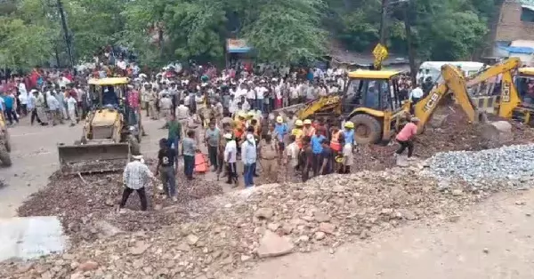 MP News : पहाड़ी किनारे बनी दीवार ढही, मलबे में दबकर महिला की मौत, दो गंभीर