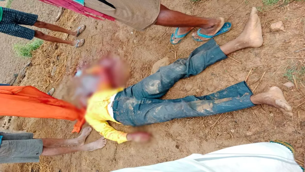 CG Crime : दिनदहाड़े अज्ञात लोगों ने हेडमास्टर की गला रेतकर की हत्या, पुलिस जांच में जुटी CG Crime : दिनदहाड़े अज्ञात लोगों ने हेडमास्टर की गला रेतकर की हत्या, पुलिस जांच में जुटी