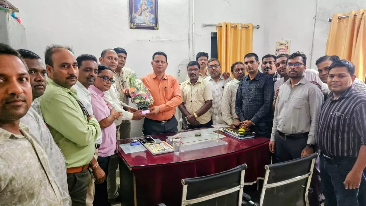 CG News: संकुल समन्वयकों ने नवपदस्थ बीईओ से की मुलाकात, सौंपा मांगपत्र, लंबित मामलों के जल्द निराकरण की मांग CG News: संकुल समन्वयकों ने नवपदस्थ बीईओ से की मुलाकात, सौंपा मांगपत्र, लंबित मामलों के जल्द निराकरण की मांग