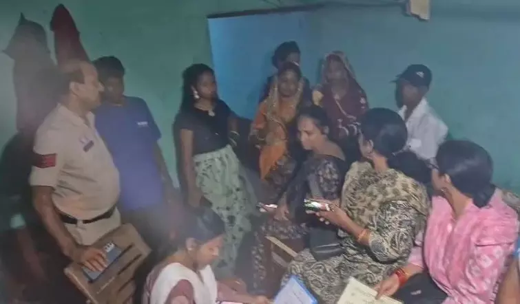 CG News : ऐन फेरे से पहले पुलिस और महिला एवं बाल विकास विभाग की टीम की एंट्री, बाल विवाह रुका, समझाइश के बाद परिजन माने CG News : ऐन फेरे से पहले पुलिस और महिला एवं बाल विकास विभाग की टीम की एंट्री, बाल विवाह रुका, समझाइश के बाद परिजन माने