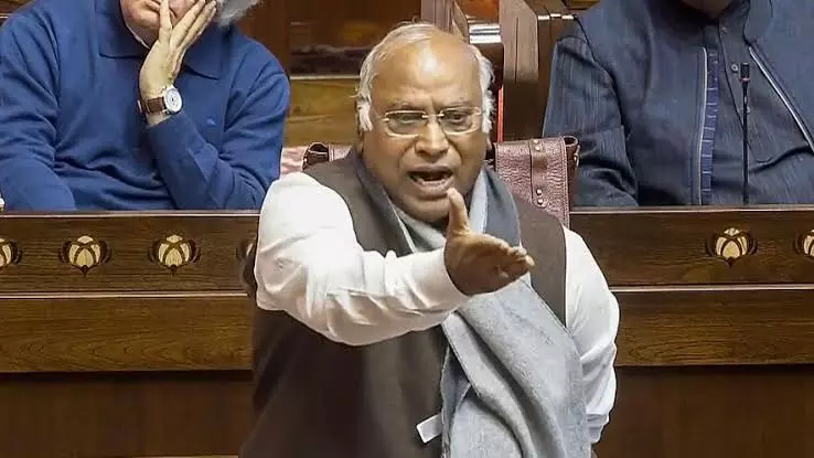 Monsoon Session: मानसून सत्र के पहले दिन सरकार पर बरसे कांग्रेस अध्यक्ष खरगे, पेपर लीक और राम मंदिर चंदे का मुद्दा उठाया, खरगे बोले- छात्रों पर लाठीचार्ज लोकतंत्र पर हमला