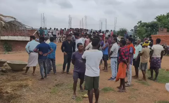 CG Crime : हेडमास्टर हत्याकांड के बाद भड़का गुस्सा, आरोपियों के घर में लगाई आग, गांव में भारी पुलिस बल तैनात CG Crime : हेडमास्टर हत्याकांड के बाद भड़का गुस्सा, आरोपियों के घर में लगाई आग, गांव में भारी पुलिस बल तैनात