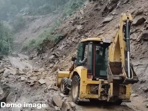 UK: लगातार बारिश से तीन जगह बंद हुए नेशनल हाईवे, मलबा हटाने का काम जारी UK: लगातार बारिश से तीन जगह बंद हुए नेशनल हाईवे, मलबा हटाने का काम जारी