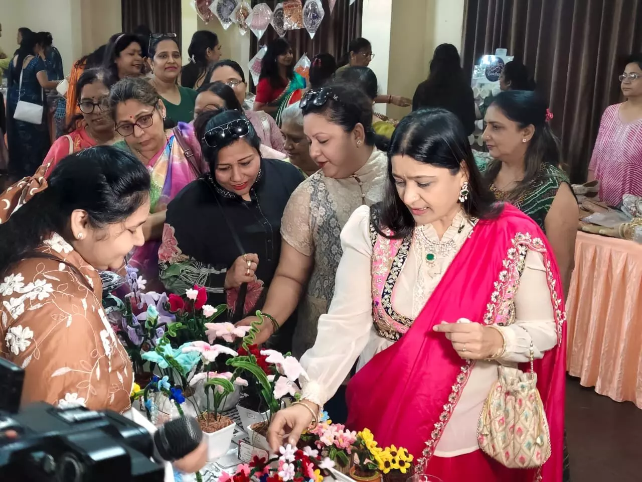 Raipur City News : रंगीला सावन उत्सव में उमड़ा उत्साह, प्रदर्शनी से जुटी राशि से जरूरतमंद बच्चों की शिक्षा को मिलेगा सहारा Raipur City News : रंगीला सावन उत्सव में उमड़ा उत्साह, प्रदर्शनी से जुटी राशि से जरूरतमंद बच्चों की शिक्षा को मिलेगा सहारा