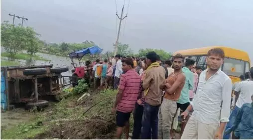 धान रोपाई के लिए जा रहे मजदूरों से भरी ट्रैक्टर-ट्रॉली पलटी, दो की मौत, 6 घायल धान रोपाई के लिए जा रहे मजदूरों से भरी ट्रैक्टर-ट्रॉली पलटी, दो की मौत, 6 घायल