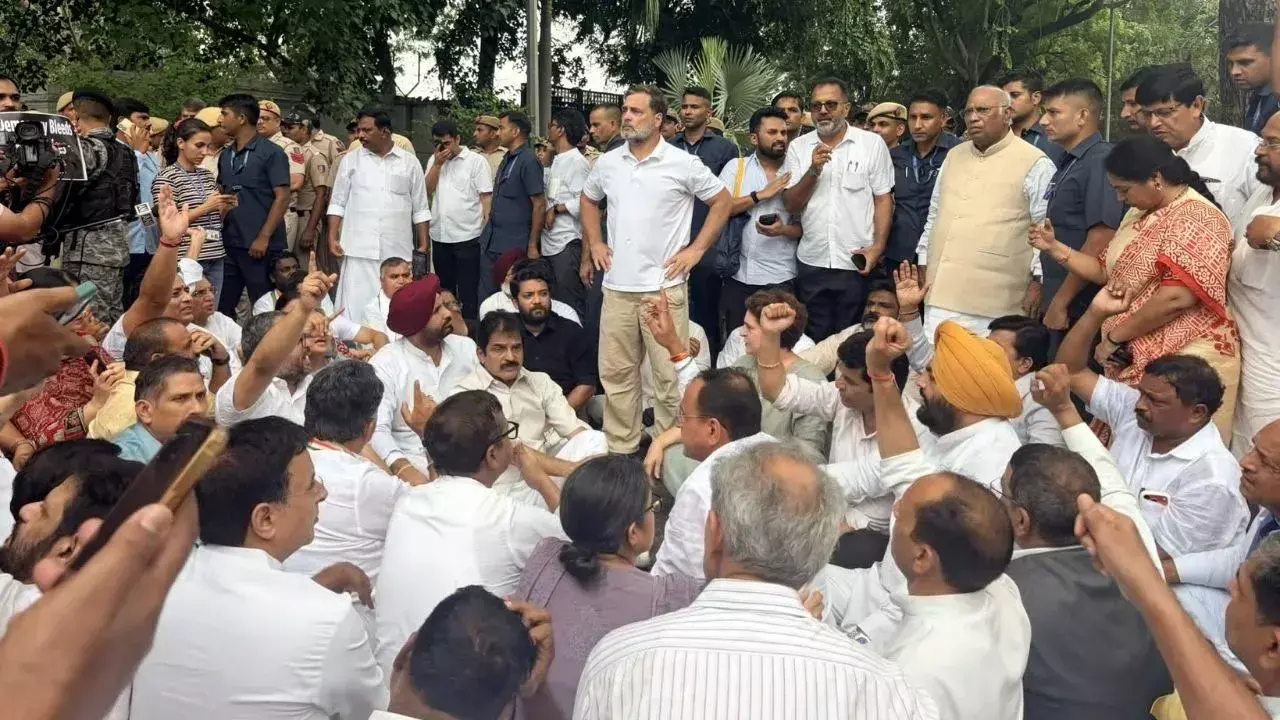 PM Residence Protest : पीएम आवास के पास कांग्रेस का प्रदर्शन, धरने पर राहुल-प्रियंका समेत कई नेता, धर्मेद्र प्रधान के इस्तीफे की मांग