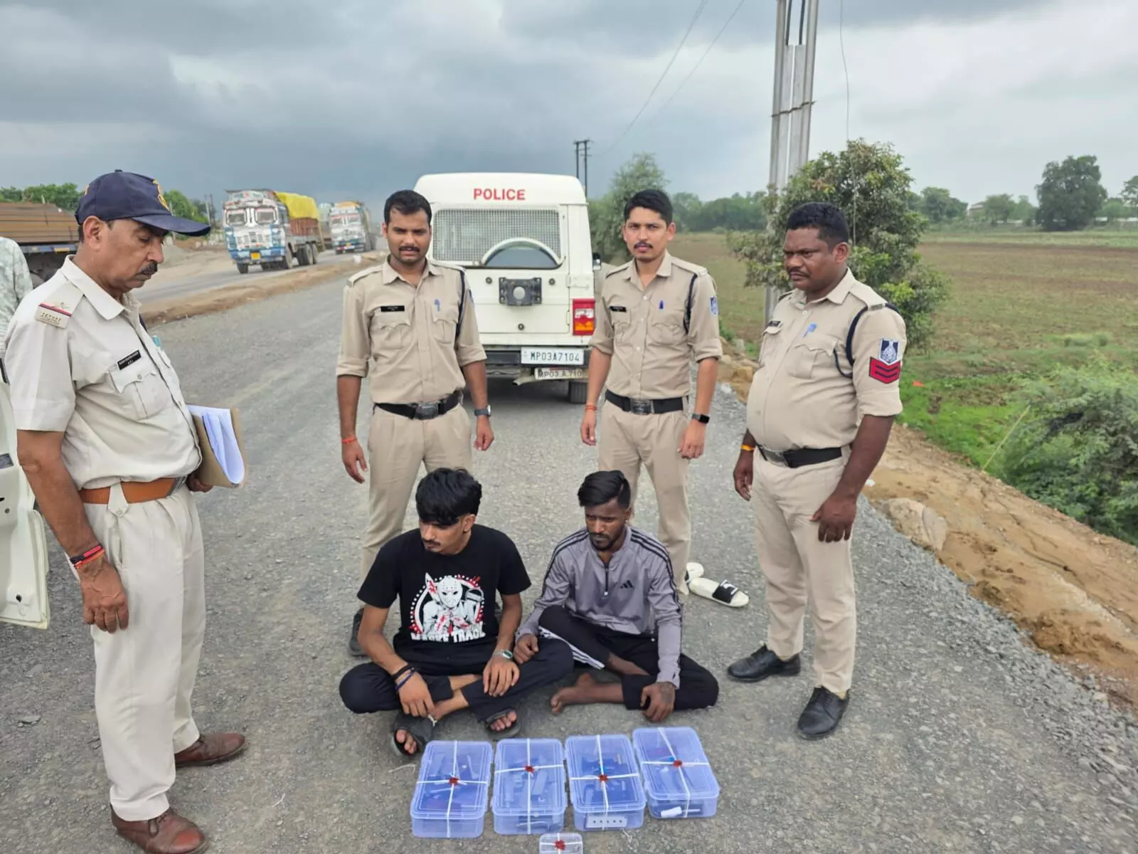 MP News : 8 अवैध पिस्टल और कारतूस के साथ दो गिरफ्तार, हथियार तस्करी के नेटवर्क की जांच हुई तेज