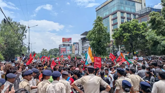 Bihar: पटना में छात्र प्रदर्शन, छात्रों और पुलिस के बीच झड़प, दागे गए आंसू गैस के गोले