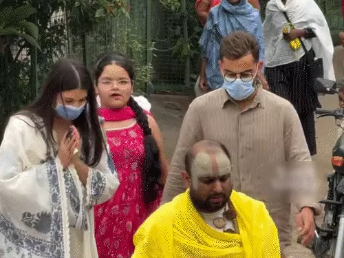Anushka and Virat met Premanand Maharaj: पत्नी अनुष्का के साथ वृंदावन पहुंचे कोहली, प्रेमानंद महाराज का लिया आशीर्वाद, वीडियो वायरल Anushka and Virat met Premanand Maharaj: पत्नी अनुष्का के साथ वृंदावन पहुंचे कोहली, प्रेमानंद महाराज का लिया आशीर्वाद, वीडियो वायरल
