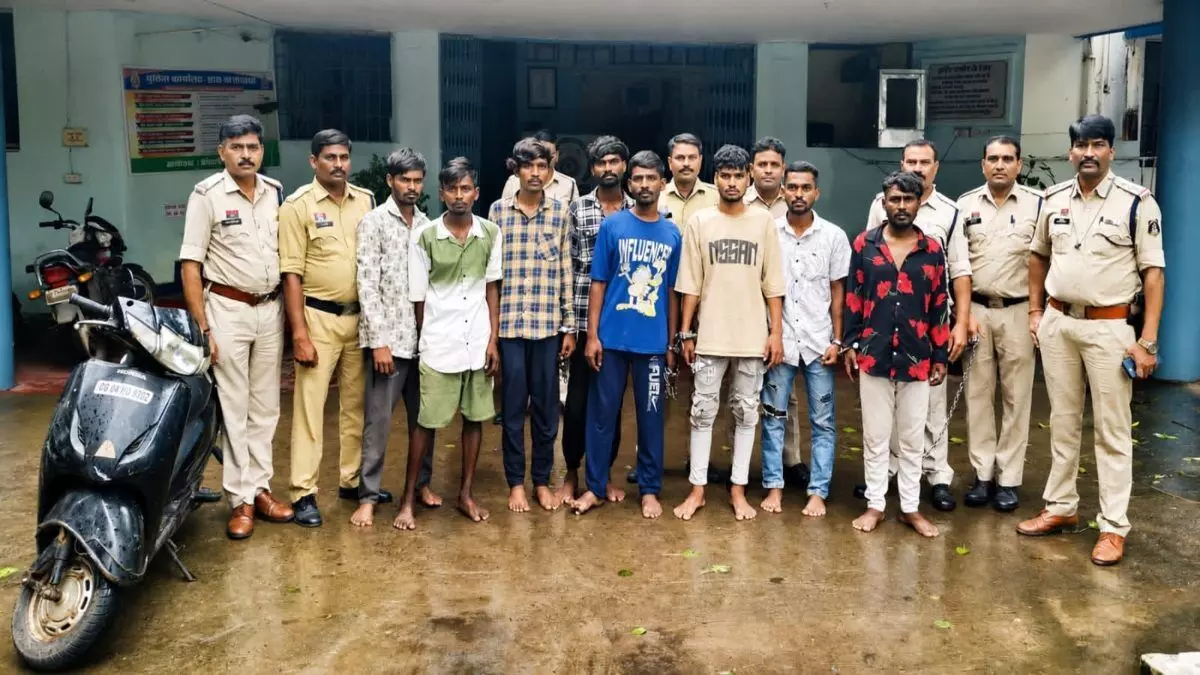 CG Crime : लूटकांड का पर्दाफाश, अंतरराज्यीय गैंग के 8 बदमाश गिरफ्तार, स्कूटी-मोबाइल समेत कार जब्त CG Crime : लूटकांड का पर्दाफाश, अंतरराज्यीय गैंग के 8 बदमाश गिरफ्तार, स्कूटी-मोबाइल समेत कार जब्त