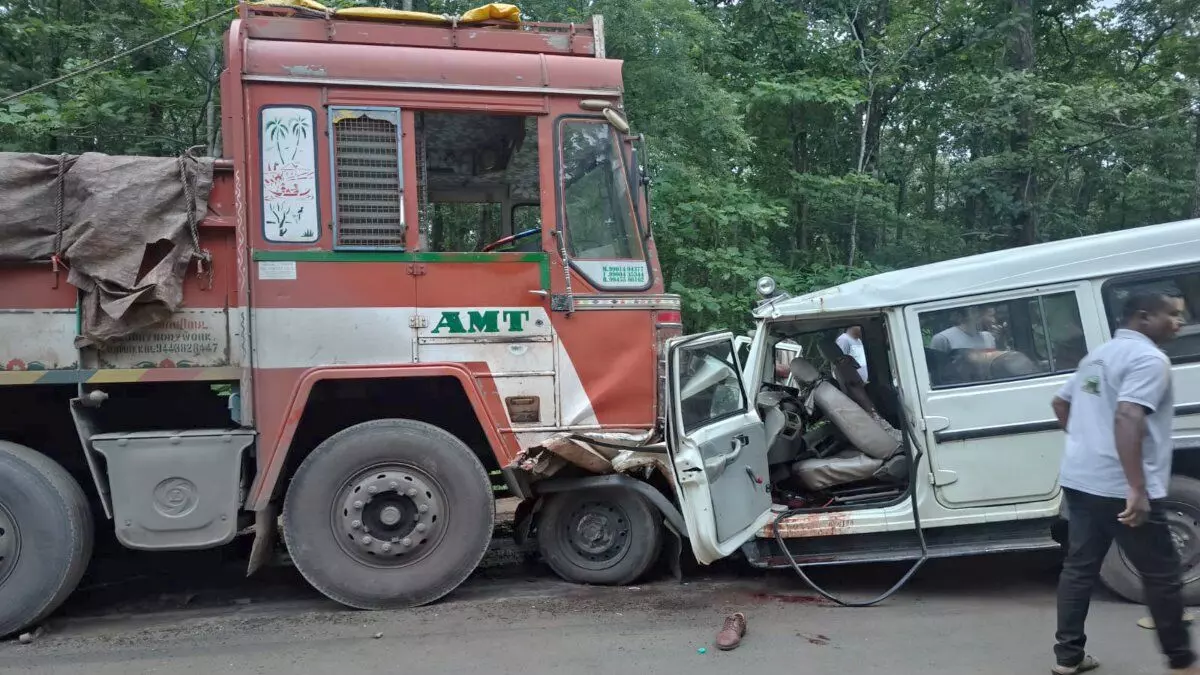 CG Accident : ट्रक और बोलेरो वाहन में हुई आमने-सामने भिड़ंत, फॉरेस्ट रेंजर की मौत, 8 घायल CG Accident : ट्रक और बोलेरो वाहन में हुई आमने-सामने भिड़ंत, फॉरेस्ट रेंजर की मौत, 8 घायल