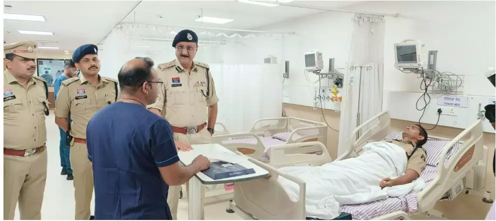 Raipur News: राजधानी में बीजेपी-कांग्रेस के बीच टकराव, प्रदर्शन के दौरान SI समेत 16 पुलिसकर्मी घायल, जवानों से मिलने अस्पताल पहुंचे पुलिस कमिश्नर