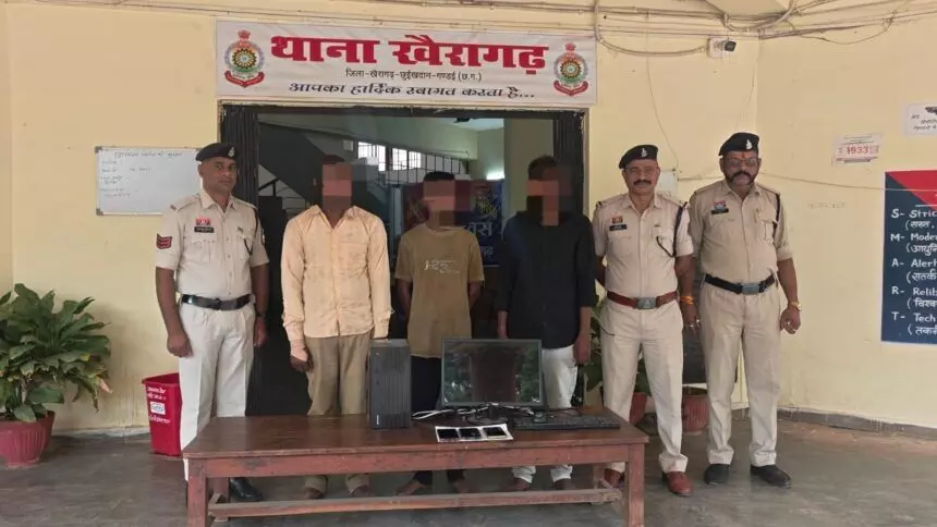CG Crime News : आयुष्मान कार्ड अपडेट के नाम पर ठगी का खुलासा, खुद को सरकारी अधिकारी बताने वाले तीन जालसाज गिरफ्तार CG Crime News : आयुष्मान कार्ड अपडेट के नाम पर ठगी का खुलासा, खुद को सरकारी अधिकारी बताने वाले तीन जालसाज गिरफ्तार
