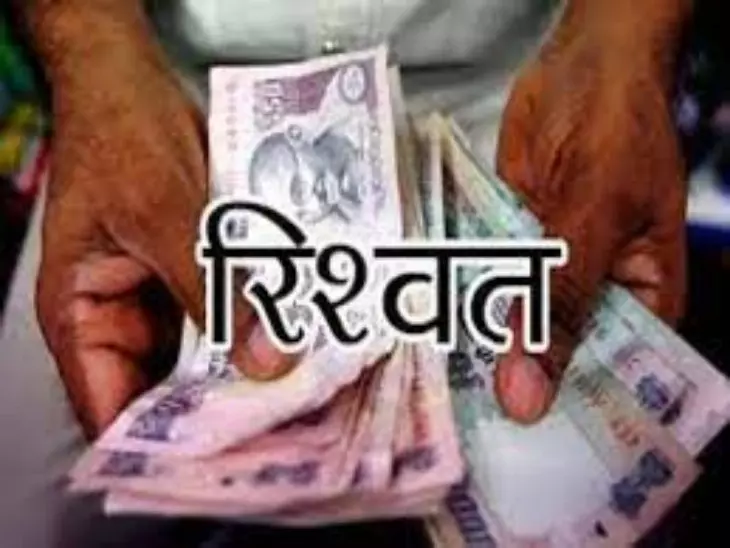 CG ACB Action: कोर्ट के आदेश के बाद भी नहीं छोड़ा ट्रैक्टर, ₹10 हजार रिश्वत लेते महिला आरक्षक रंगे हाथ गिरफ्तार