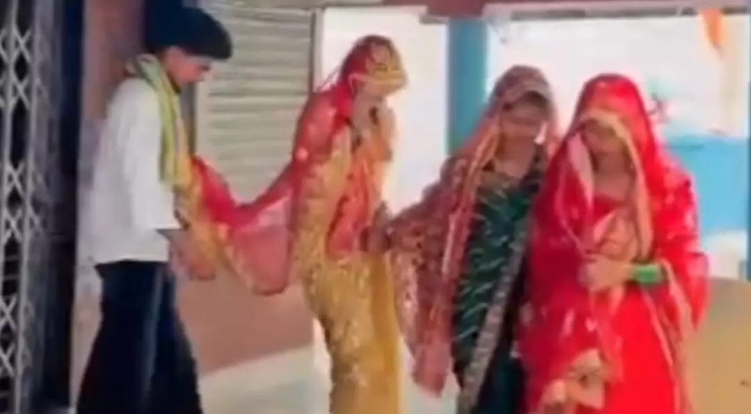 UP Viral News : एक दूल्हा, तीन सगी दुल्हनें! सोशल मीडिया इन्फ्लुएंसर बहनों की शादी ने मचाई सनसनी, वीडियो वायरल