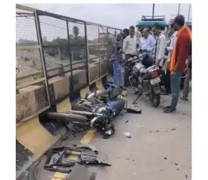 Raipur City News: आमानाका फ्लाईओवर पर कार ने लोगों को चपेट में लिया, कई लोग घायल, सीसीटीवी कैमरों की फुटेज खंगाल रही पुलिस Raipur City News: आमानाका फ्लाईओवर पर कार ने लोगों को चपेट में लिया, कई लोग घायल, सीसीटीवी कैमरों की फुटेज खंगाल रही पुलिस