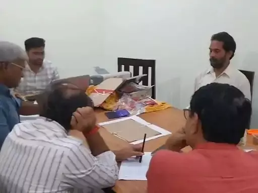 CG ACB Action : पे-डेटा भेजने के बदले 1 लाख की रिश्वत लेते प्रभारी सिविल सर्जन गिरफ्तार CG ACB Action : पे-डेटा भेजने के बदले 1 लाख की रिश्वत लेते प्रभारी सिविल सर्जन गिरफ्तार