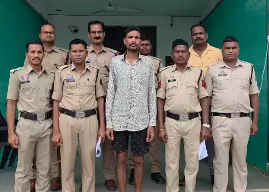 CG Crime News : 24 घंटे में सुलझा ब्लाइंड मर्डर, चरित्र के शक में पत्नी की गला रेतकर की हत्या, पति गिरफ्तार CG Crime News : 24 घंटे में सुलझा ब्लाइंड मर्डर, चरित्र के शक में पत्नी की गला रेतकर की हत्या, पति गिरफ्तार
