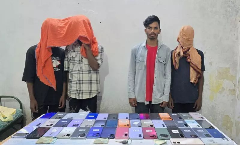 CG Crime News : 18.75 लाख की मोबाइल चोरी का खुलासा, CCTV से चंद घंटों में 4 आरोपी गिरफ्तार, 47 मोबाइल बरामद CG Crime News : 18.75 लाख की मोबाइल चोरी का खुलासा, CCTV से चंद घंटों में 4 आरोपी गिरफ्तार, 47 मोबाइल बरामद