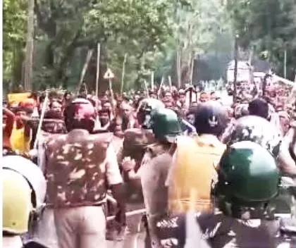 secl-madannagar-police-attack: एसईसीएल मदननगर कोयला खदान के सीमांकन के दौरान पुलिस पर हमला, एसडीओपी समेत कई जवान घायल secl-madannagar-police-attack: एसईसीएल मदननगर कोयला खदान के सीमांकन के दौरान पुलिस पर हमला, एसडीओपी समेत कई जवान घायल