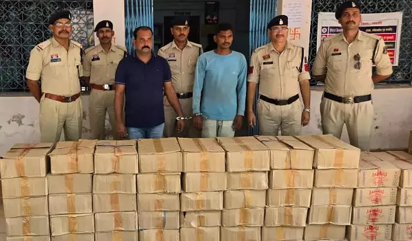 CG Crime: शराब माफियाओं पर पुलिस का बड़ा वार, 53 पेटी अवैध शराब के साथ दो तस्कर गिरफ्तार