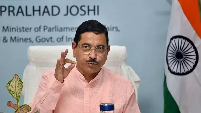 Pralhad Joshi: प्रह्लाद जोशी ने संभाला शिक्षा मंत्रालय का कार्यभार, रविवार को ही बुला ली मीटिंग