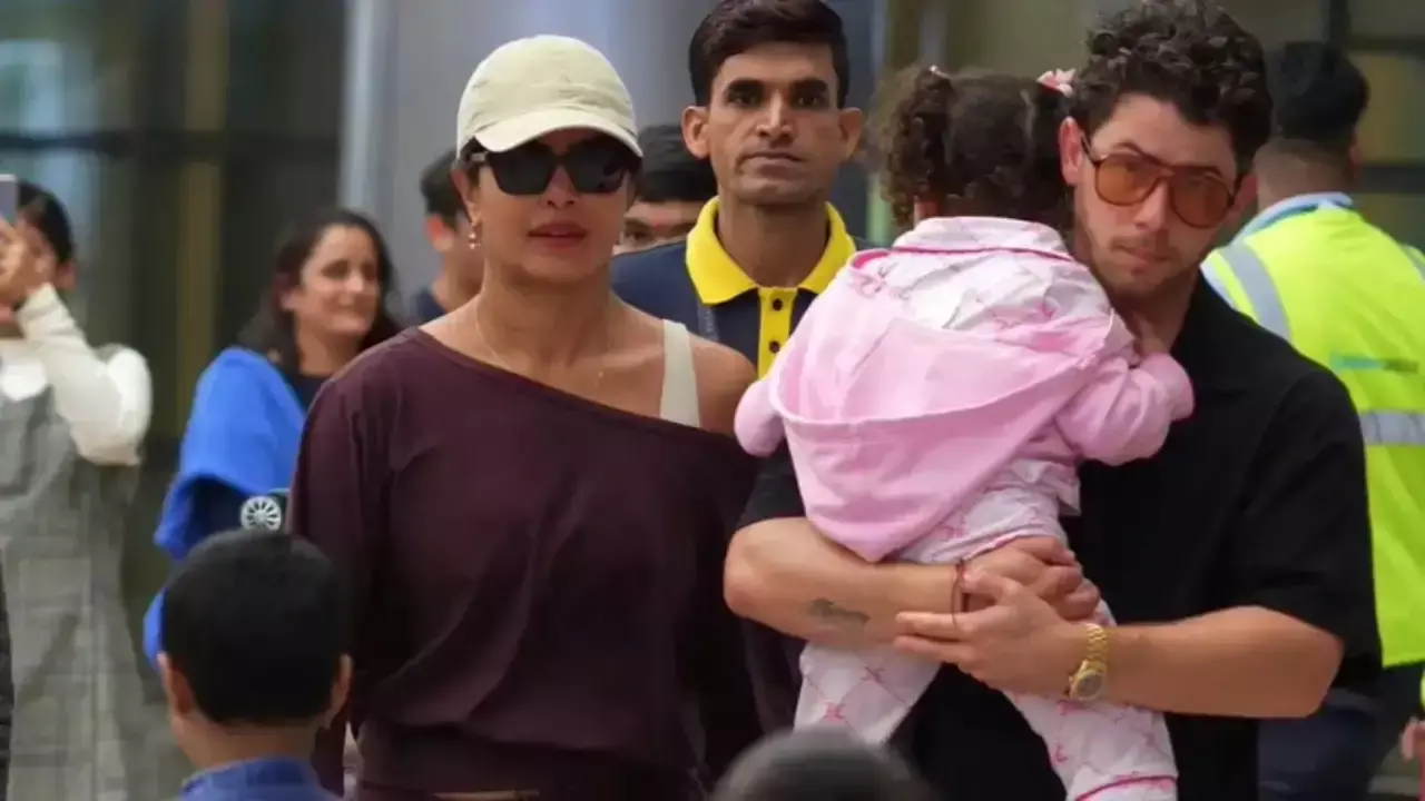 Priyanka Chopra: वाराणसी की शूटिंग के लिए हैदराबाद पहुंचीं प्रियंका चोपड़ा, बेटी मालती को गोद में लिए नजर आए निक जोनस Priyanka Chopra: वाराणसी की शूटिंग के लिए हैदराबाद पहुंचीं प्रियंका चोपड़ा, बेटी मालती को गोद में लिए नजर आए निक जोनस