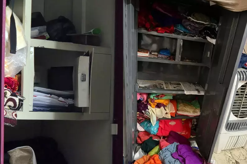 CG Crime : एक ही रात में दो घरों में चोरी, नकदी-जेवरात लेकर फरार हुए बदमाश, इलाके में दहशत