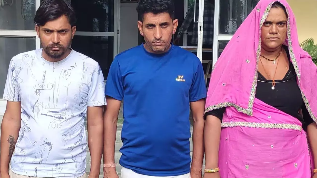 Crime News : पत्नी ने प्रेमी संग मिलकर रची साजिश : गला दबाकर मारा, फिर चेहरे पर डाला कीटनाशक, तीन गिरफ्तार