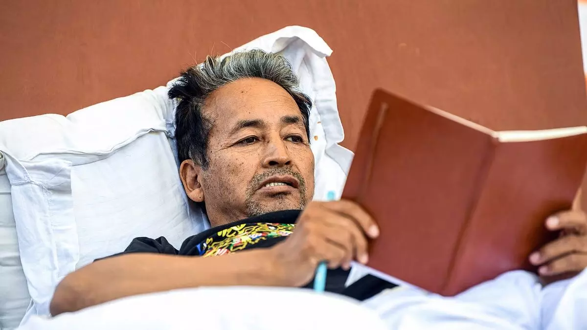 Sonam Wangchuk: सोनम वांगचुक इस दिन होंगे अस्पताल से डिस्चार्ज, पहले राजघाट जाकर देंगे श्रद्धांजलि, फिर... Sonam Wangchuk: सोनम वांगचुक इस दिन होंगे अस्पताल से डिस्चार्ज, पहले राजघाट जाकर देंगे श्रद्धांजलि, फिर...