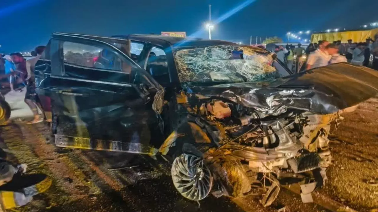 Accident : दिल्ली-लखनऊ हाईवे पर स्कॉर्पियो और अर्टिगा की भीषण टक्कर, 3 की मौत, 12 घायल Accident : दिल्ली-लखनऊ हाईवे पर स्कॉर्पियो और अर्टिगा की भीषण टक्कर, 3 की मौत, 12 घायल