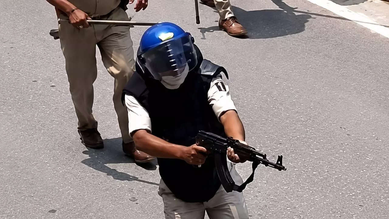 Bihar: सिवान छात्र प्रदर्शन फायरिंग मामला: AK-47 से गोली चलाने वाला पुलिस जवान निलंबित, जांच शुरू Bihar: सिवान छात्र प्रदर्शन फायरिंग मामला: AK-47 से गोली चलाने वाला पुलिस जवान निलंबित, जांच शुरू