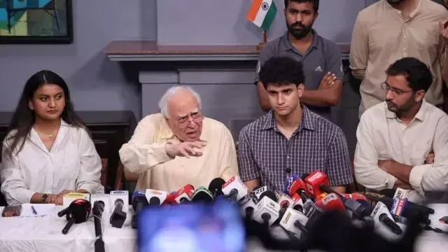 Kapil Sibbal: कपिल सिब्बल ने कॉकरोच जनता पार्टी के प्रोटेस्टर्स प्रोटेक्शन फंड के लिए की 1 करोड़ की मदद, कानूनी सहायता का भी ऐलान