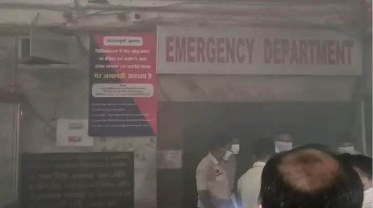 Raipur City News : मेकाहारा के इमरजेंसी वार्ड में लगी आग, धुएं से मचा हड़कंप; मरीजों को सुरक्षित निकाला गया