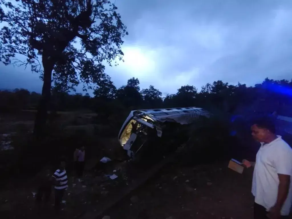 Dantewada Bus Accident: तड़के अनियंत्रित होकर पलटी यात्री बस, 12 घायल, जवानों ने चलाया रेस्क्यू ऑपरेशन