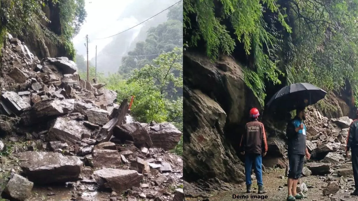 UK: भारी बारिश से उत्तराखंड बेहाल, केदारनाथ हाईवे कई जगह बंद, मसूरी में भूस्खलन से बढ़ी परेशानी UK: भारी बारिश से उत्तराखंड बेहाल, केदारनाथ हाईवे कई जगह बंद, मसूरी में भूस्खलन से बढ़ी परेशानी