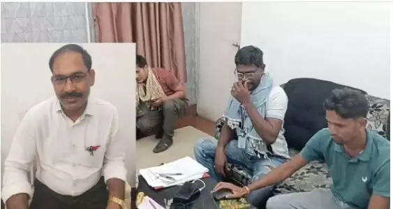 CG Bribery: रायगढ़ कलेक्ट्रेट का बाबू बतौर रिश्वत 50 हजार का चेक लेते गिरफ्तार CG Bribery: रायगढ़ कलेक्ट्रेट का बाबू बतौर रिश्वत 50 हजार का चेक लेते गिरफ्तार
