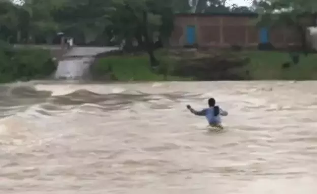 chhattisgarh heavy rain alert: सिकासेर डैम से छोड़ा गया पानी, छत्तीसगढ़ में 2 दिन भारी बारिश का अलर्ट,गरियाबंद में नाला पार करते अधेड़ बहा, 5 किमी दूर मिली डेड बॉडी
