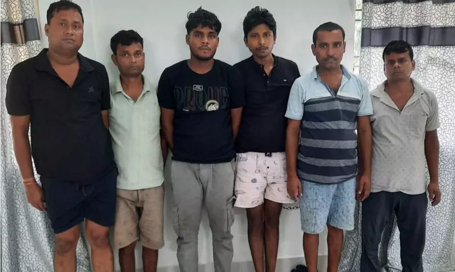 cg crime: ट्रेन में यात्रियों का सामन चोरी करने वाले अंतरराज्यीय पेपर गैंग के 6 आरोपी गिरफ्तार, टिटलागढ़ पैसेंजर से 2.74 लाख के गहने चोरी करने वाले गिरोह का खुलासा cg crime: ट्रेन में यात्रियों का सामन चोरी करने वाले अंतरराज्यीय पेपर गैंग के 6 आरोपी गिरफ्तार, टिटलागढ़ पैसेंजर से 2.74 लाख के गहने चोरी करने वाले गिरोह का खुलासा