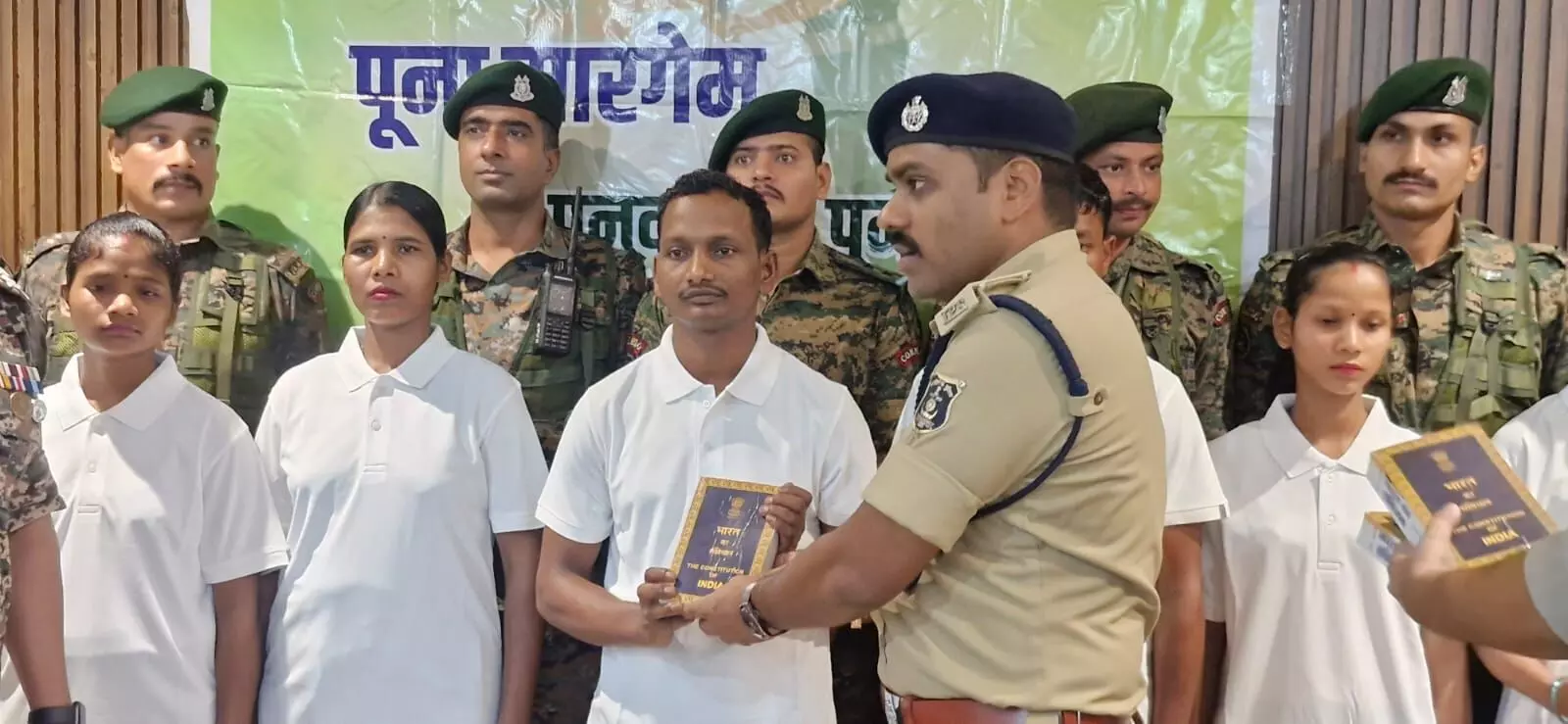 Naxalite Surrender : 49 लाख के 8 इनामी हार्डकोर माओवादियों ने किया आत्मसमर्पण, 5 महिला और 3 पुरुष शामिल